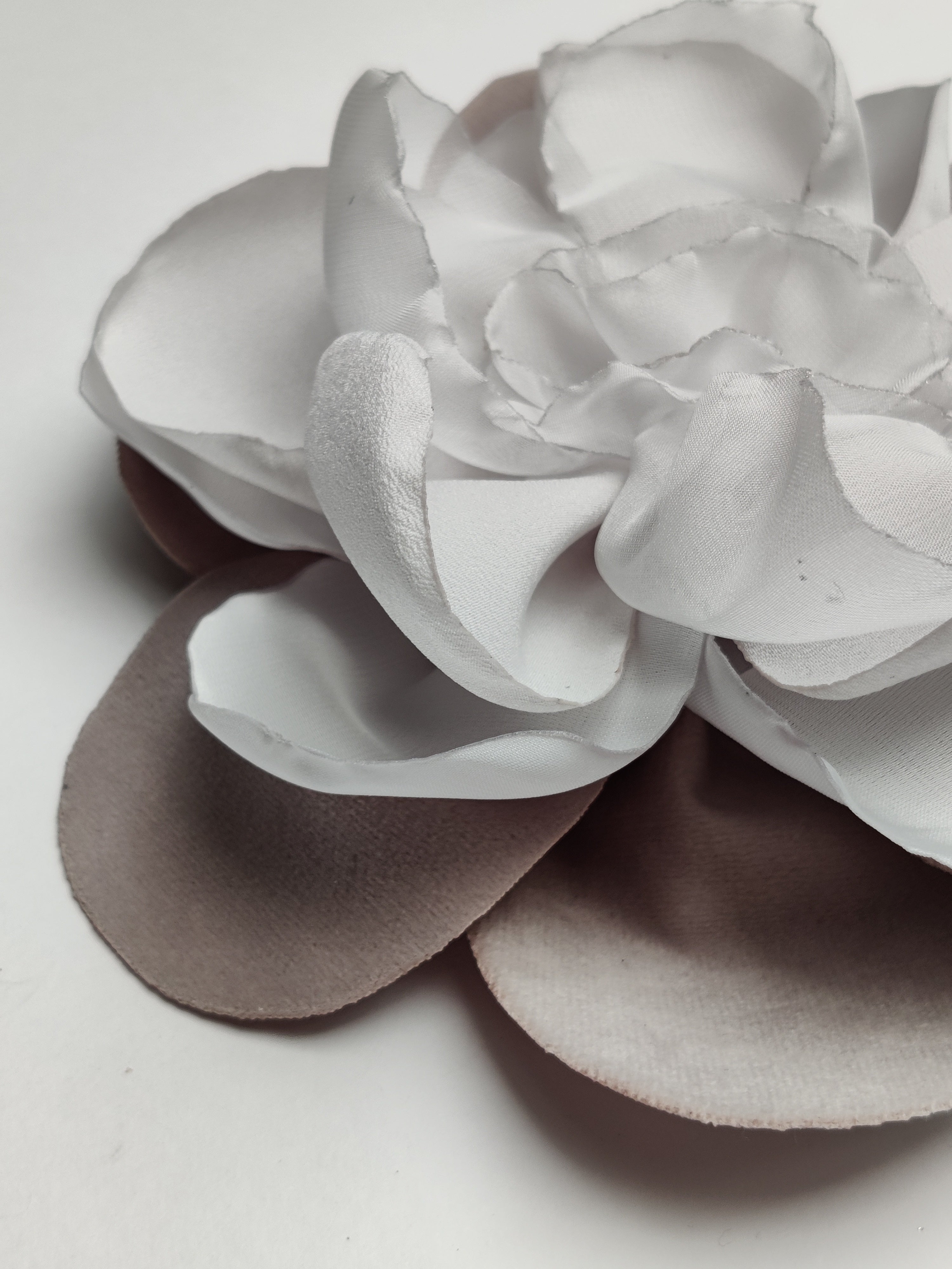 Spilla Fleur velluto e seta grigio perla e panna